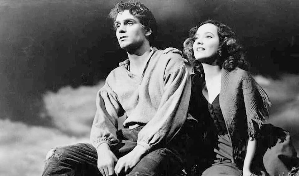 Laurence Olivier (1907–1989) spelar rollen som Heathcliff och Merle Oberon (1911–1979) gestaltar Catherine. Foto: Wikimedia Commons