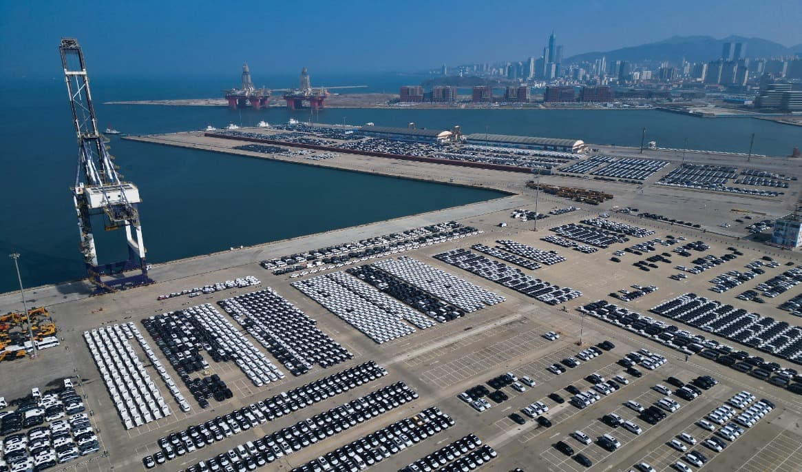 Bilar som väntar på att lastas ombord på ett fartyg för export i Yantaihamnen i Yantai, Kina. Foto: Getty Images