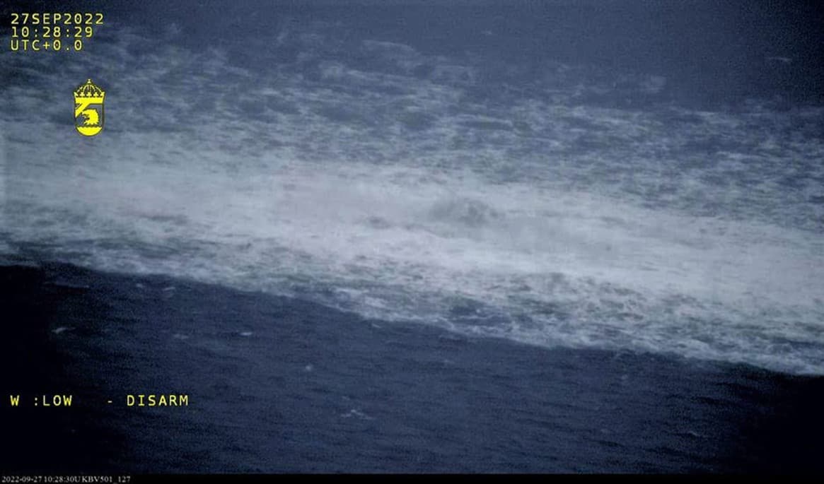 På bilden syns en gasläcka från Nord Stream 2 i Östersjön den 27 september 2022. Foto: Sveriges kustbevakning via Getty Images
