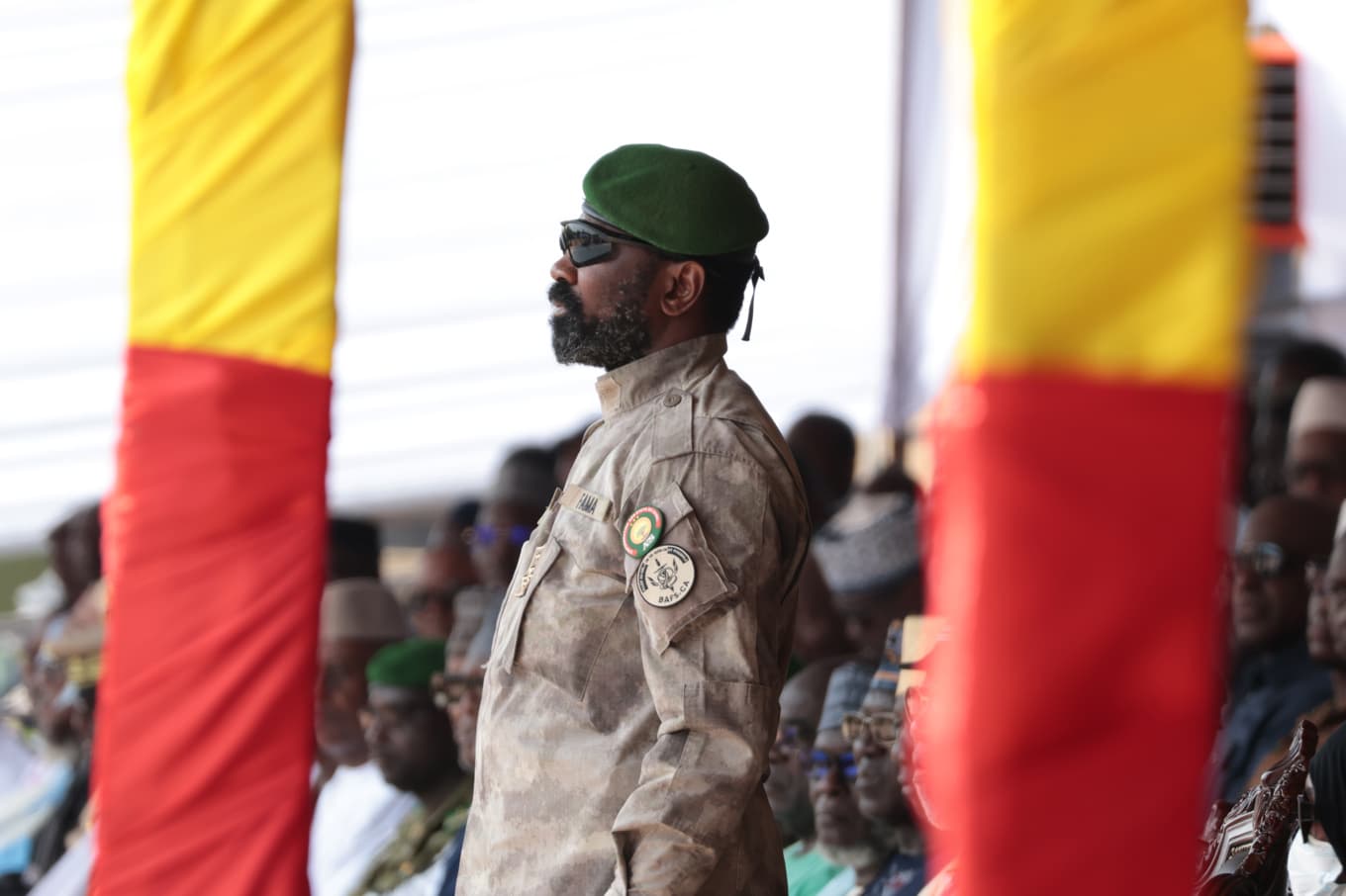 Malis juntaledare Assimi Goïta vid begravningen av försvarsminister Sadio Camara som dödades i attackerna i slutet av april. Arkivbild. Foto: Boubacary Bocoum/AP/TT