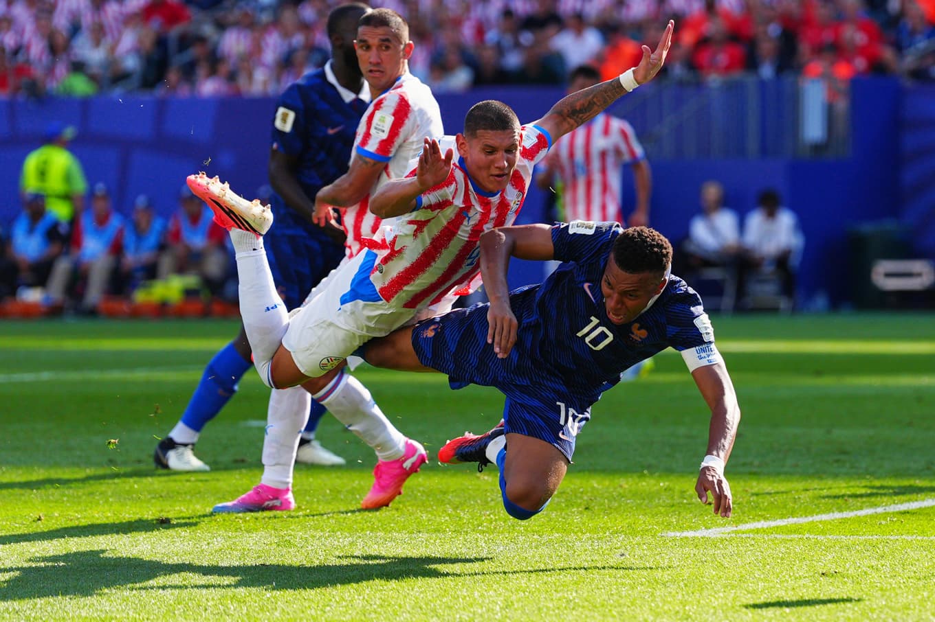 Paraguays Juan Jose Caceres i kamp om bollen med Frankrikes Kylian Mbappé. Foto: Derik Hamilton/AP/TT