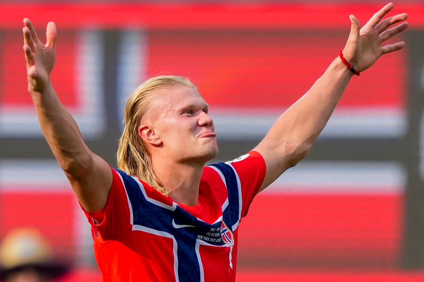 Norges Erling Braut Haaland delar ledningen i skytteligan efter två mål mot Brasilien. Foto: Fredrik Varfjell/NTB/TT
