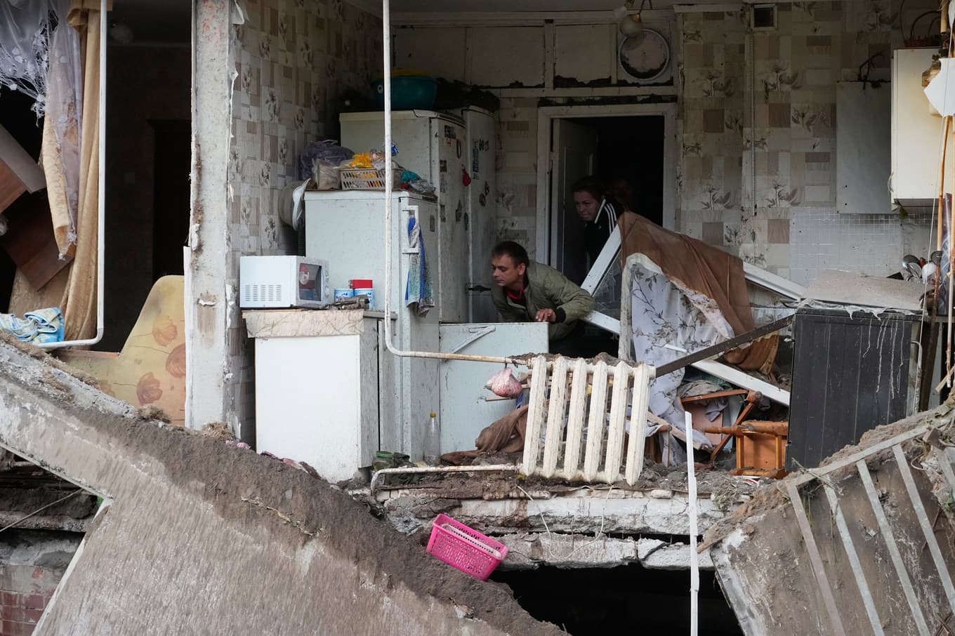 Kievbor letar igenom sin ödelagda lägenhet efter de senaste ryska anfallen. Foto: Efrem Lukatsky/AP/TT