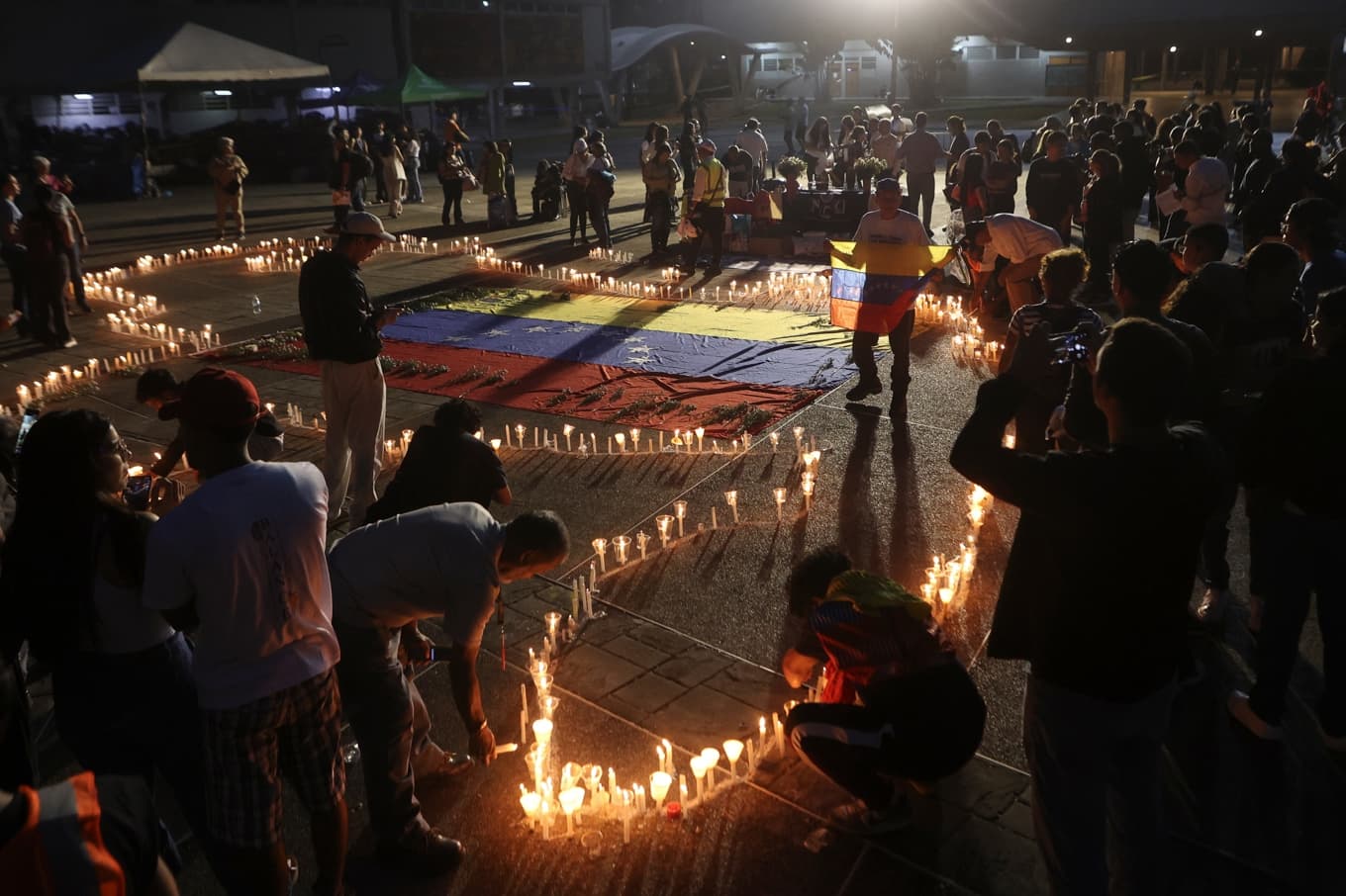 En minnesstund hölls i huvudstaden Caracas i Venezuela på söndagen. Foto: Pedro Mattey/AP/TT