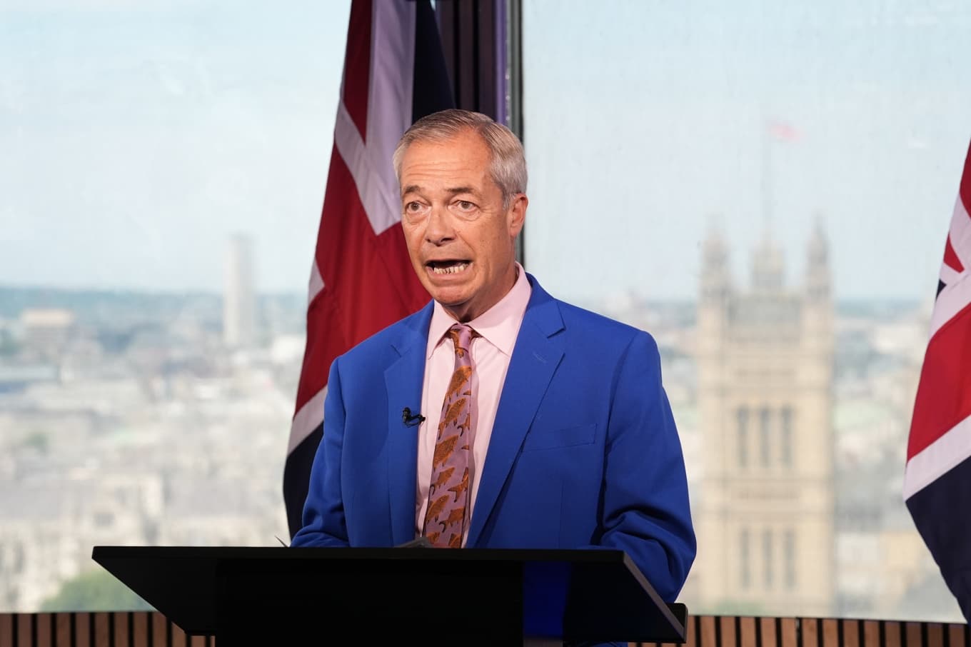 Nigel Farage gör ett uttalande i London på tisdagen. Foto: Gareth Fuller/PA via AP/TT