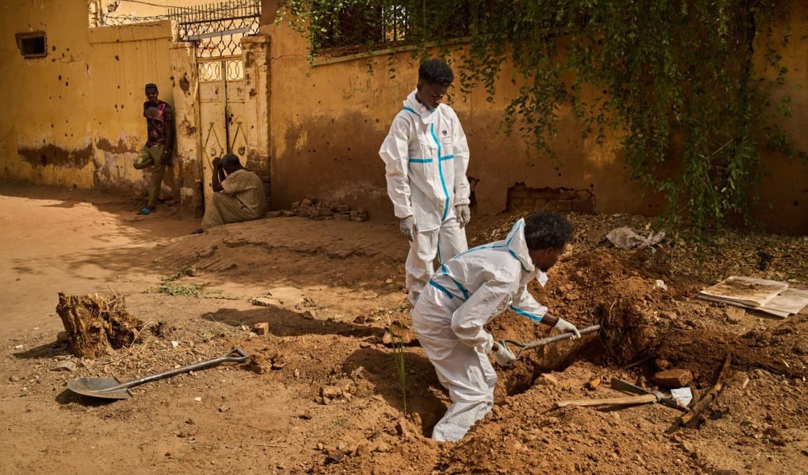 Personal vid Sudans forensiska medicinska organisation gräver upp kvarlevor i Omdurman i Sudan. Bilden är tagen 20 april 2026. Foto: Bernat Armangue/AP/TT