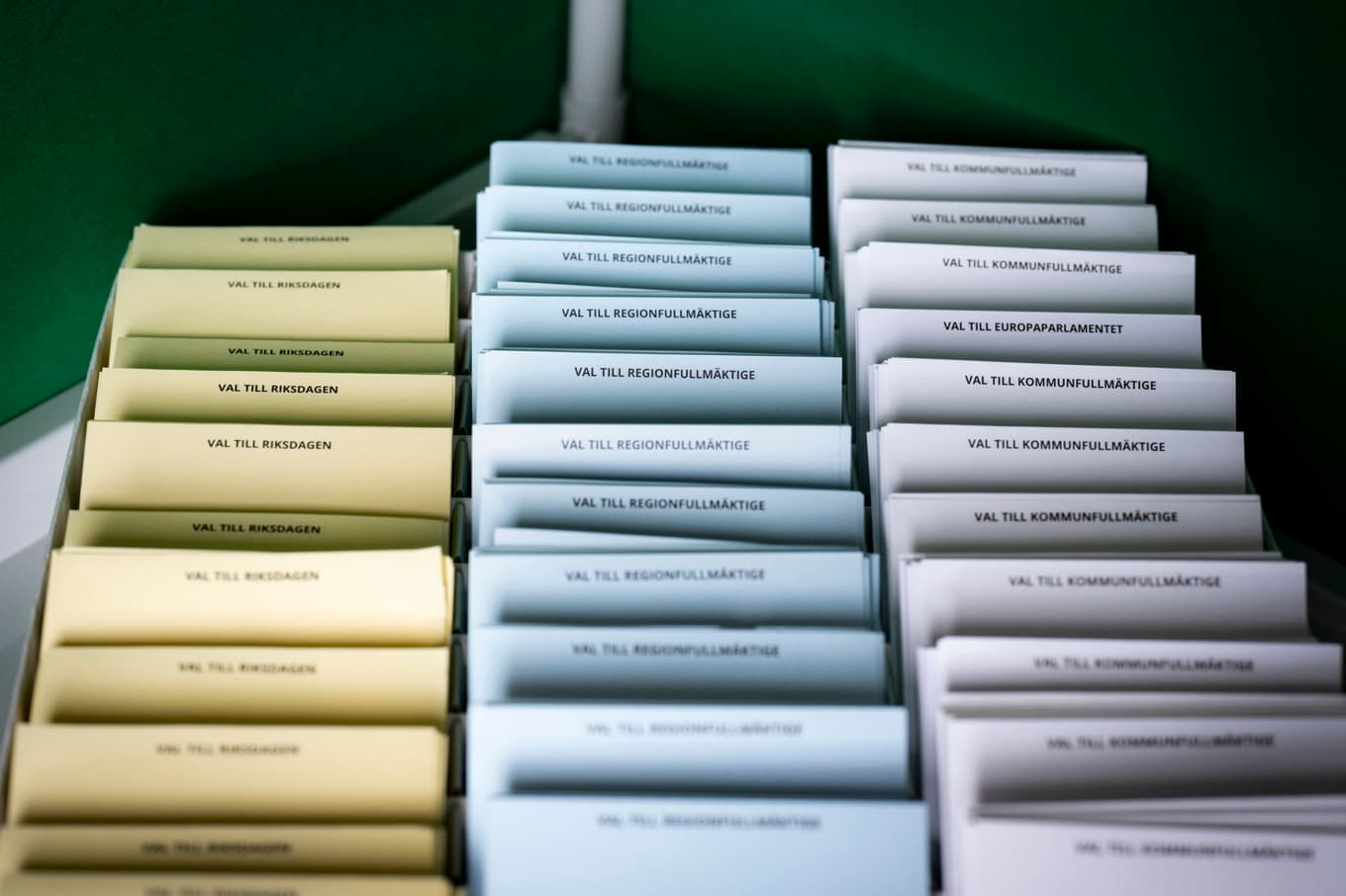 Valsedlar och valkuvert. ”Posta brevrösten tidigast den 30 juli och i god tid. Se till att fylla i alla uppgifter”, säger Annica Sundel, enhetschef på Valmyndigheten. Arkivbild. Foto: Pontus Lundahl/TT