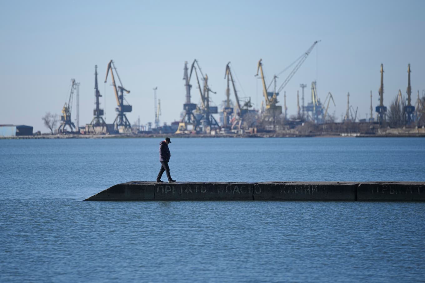Azovska sjön sedd från Mariupol strax före krigsutbrottet 2022. Foto: Vadim Ghirda/AP/TT