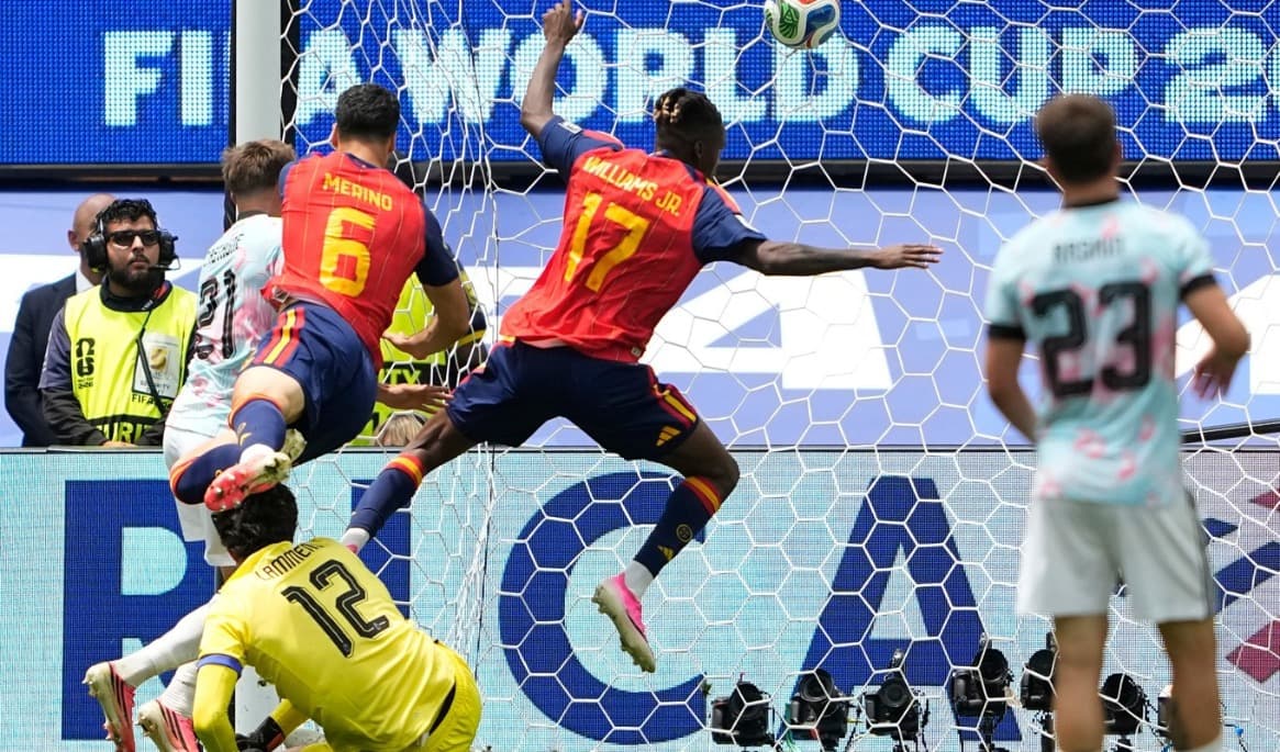 Mikel Merino (nummer 6) skickade Spanien vidare. Foto: Lindsey Wasson/AP/TT