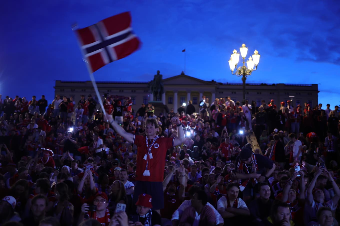 Norska fotbollsfans samlades framför slottet efter förlusten mot England. Foto: Adam Ihse/TT
