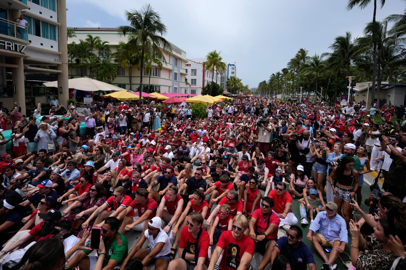 Norska fans ror i samband med matchen mot England. Foto: Rebecca Blackwell/AP/TT