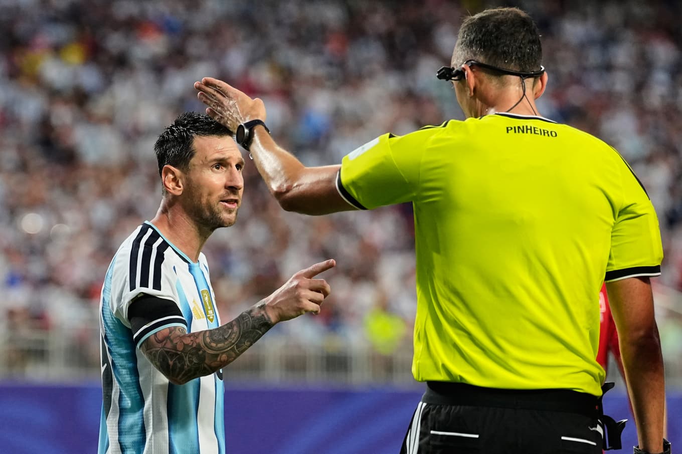 Lionel Messi sade till domaren Joǎo Pinheiro på skarpen under kvartsfinalen mot Schweiz. Foto: Charlie Riedel/AP/TT