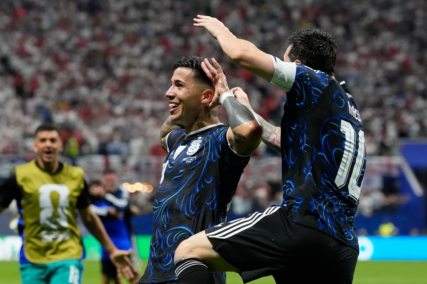 Argentinas Enzo Fernandez firar med Lionel Messi. Foto: Rebecca Blackwell/AP/TT