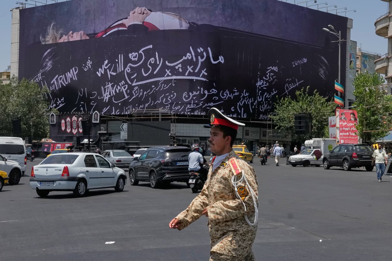 Ett propagandaplakat i Teheran på onsdagen. På kistan Donald Trump ligger i står bland annat ”vi dödar Trump” på engelska. Foto: Vahid Salemi/AP/TT