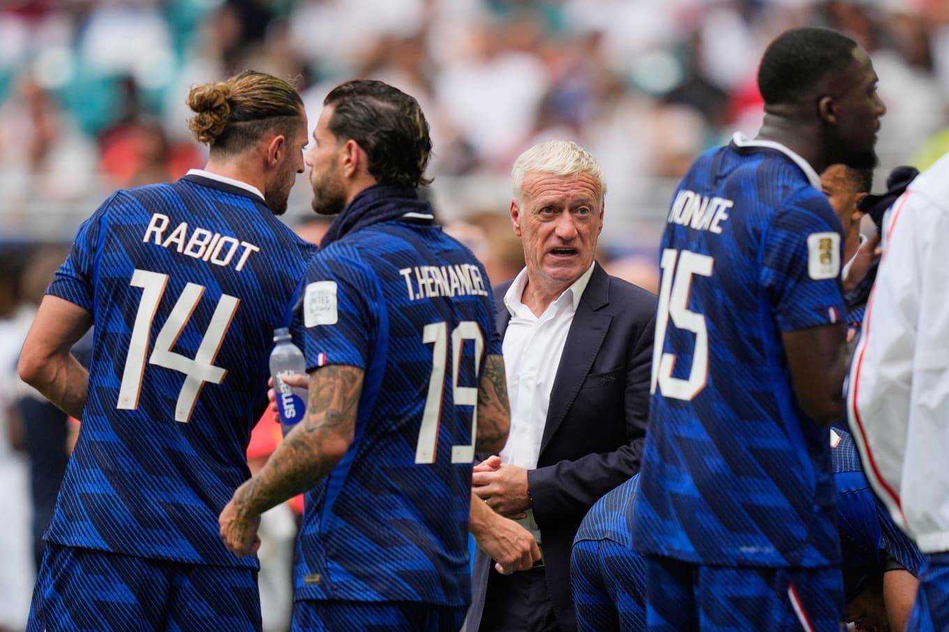 Frankrikes avgående förbundskapten Didier Deschamps med spelarna under bronsmatchen mot England. Foto: Rebecca Blackwell/AP/TT
