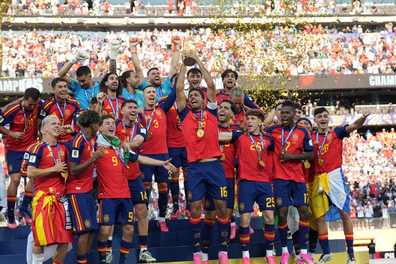 Det spanska herrlandslaget firar guldet i fotbolls-VM. Foto: Jacquelyn Martin/AP/TT