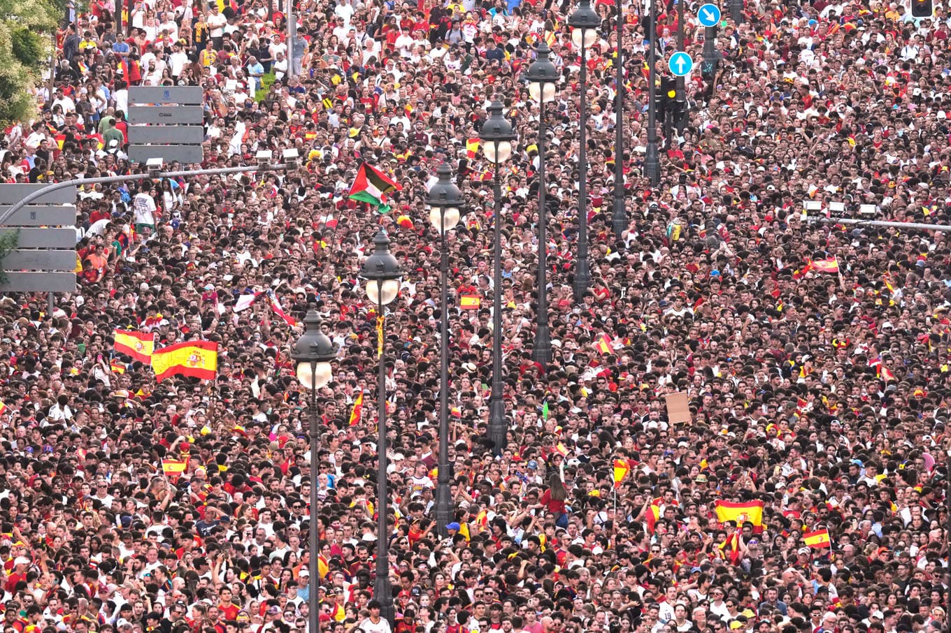 Över en miljon människor har samlats i Madrid för att hylla de spanska spelarna. Foto: Bernat Armangue /AP/TT.