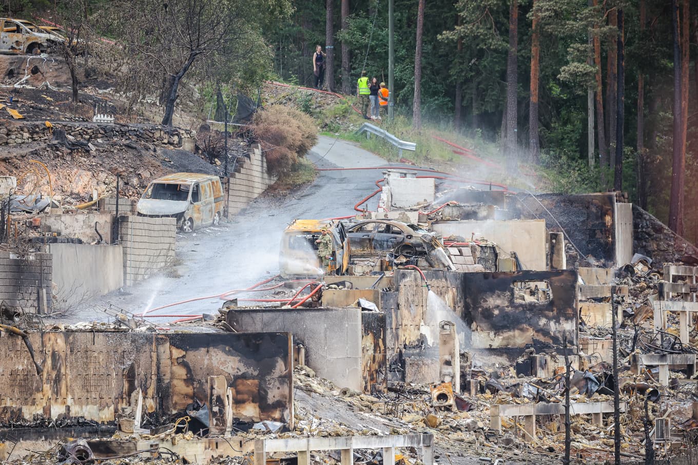 Släckningsarbetet pågår fortfarande i Drammen. Foto: Jan Langhaug/NTB/TT