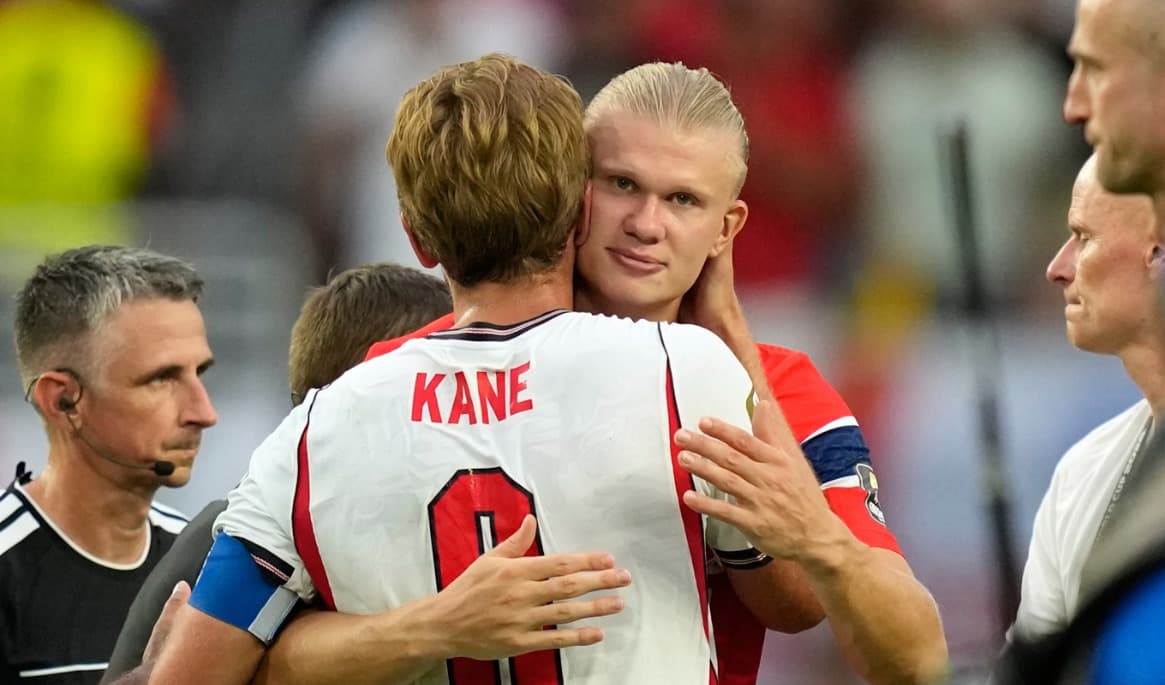 Norges Erling Haaland kramas med Englands Harry Kane efter kvartsfinalen som England tog hem. Foto: Rebecca Blackwell/AP/TT
