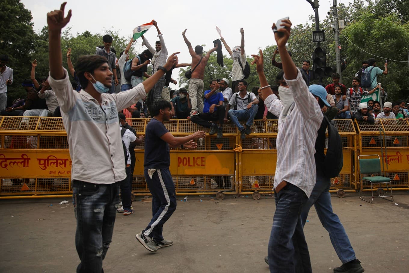 Demonstranter firar den indiska utbildningsministerns avgång i Delhi. Foto: Prabhat Mehrotra/AP/TT