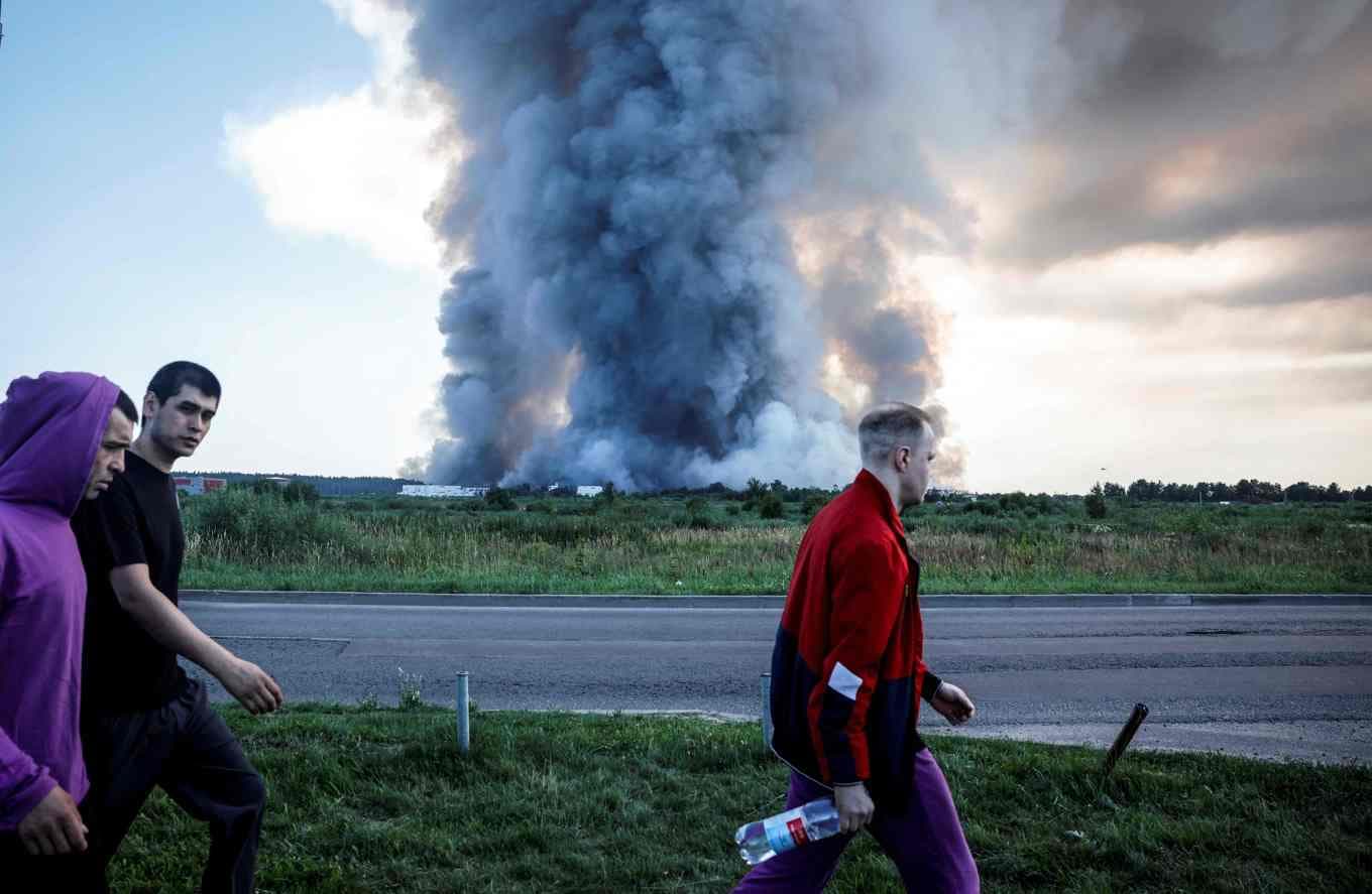 Boende i Elektrostal utanför Moskva framför en av Wildberries logistikanläggningar, som attackerades förra helgen. Foto: Tatyana Makeyeva/AFP/TT