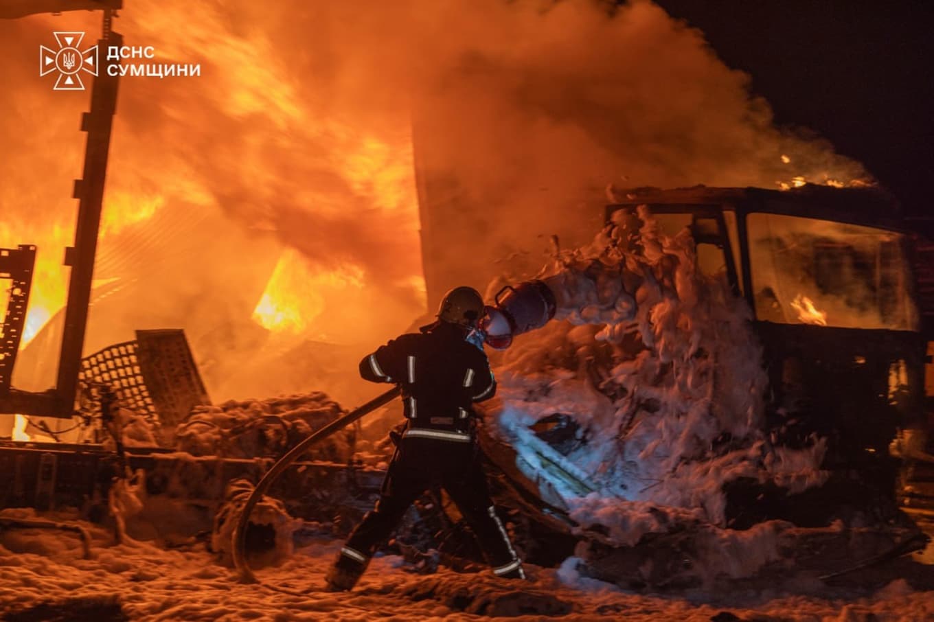 I en attack mot staden Sumy i norra Ukraina dödades flera personer. Foto: Ukrainas räddningstjänst/AP/TT