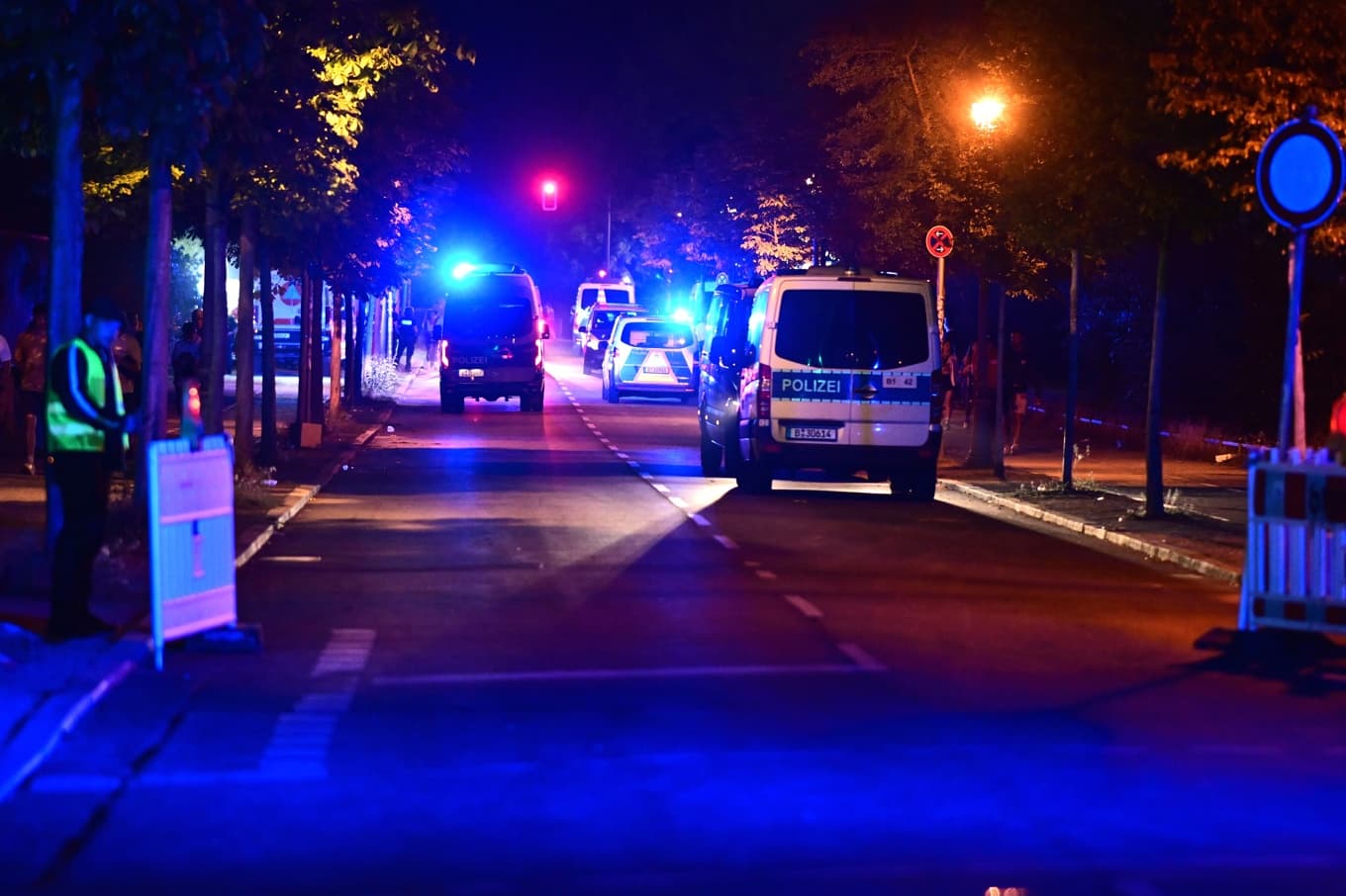 Polisuppbådet i Berlin är stort vid Tiergarten där en bil kört in i den pride-fest som pågick. Foto: Fabian Sommer  /dpa via AP/TT