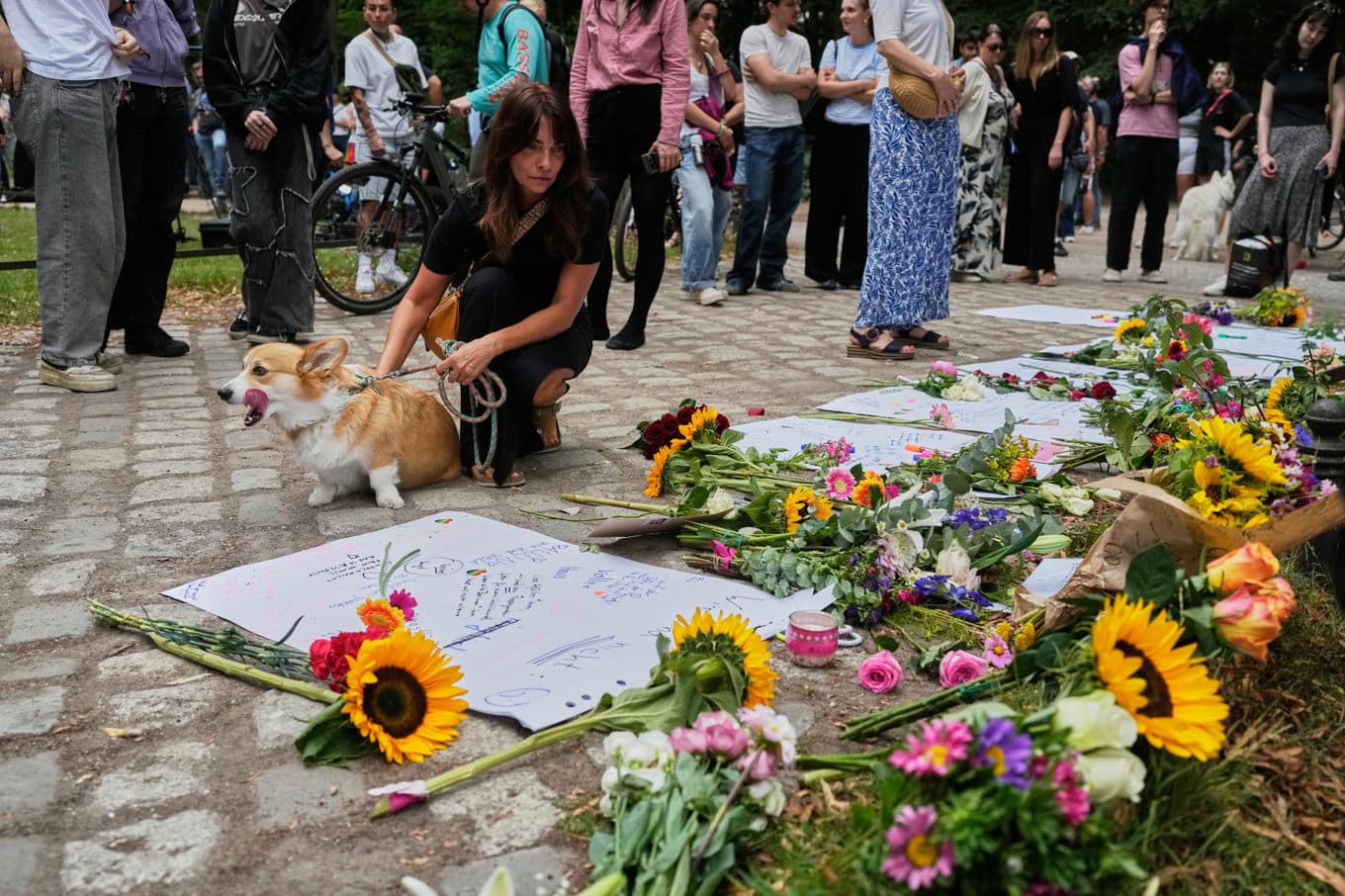 Människor har under söndagen samlats för att lämna blommor och hälsningar nära brottsplatsen i centrala Berlin. Foto: Markus Schreiber/AP/TT
