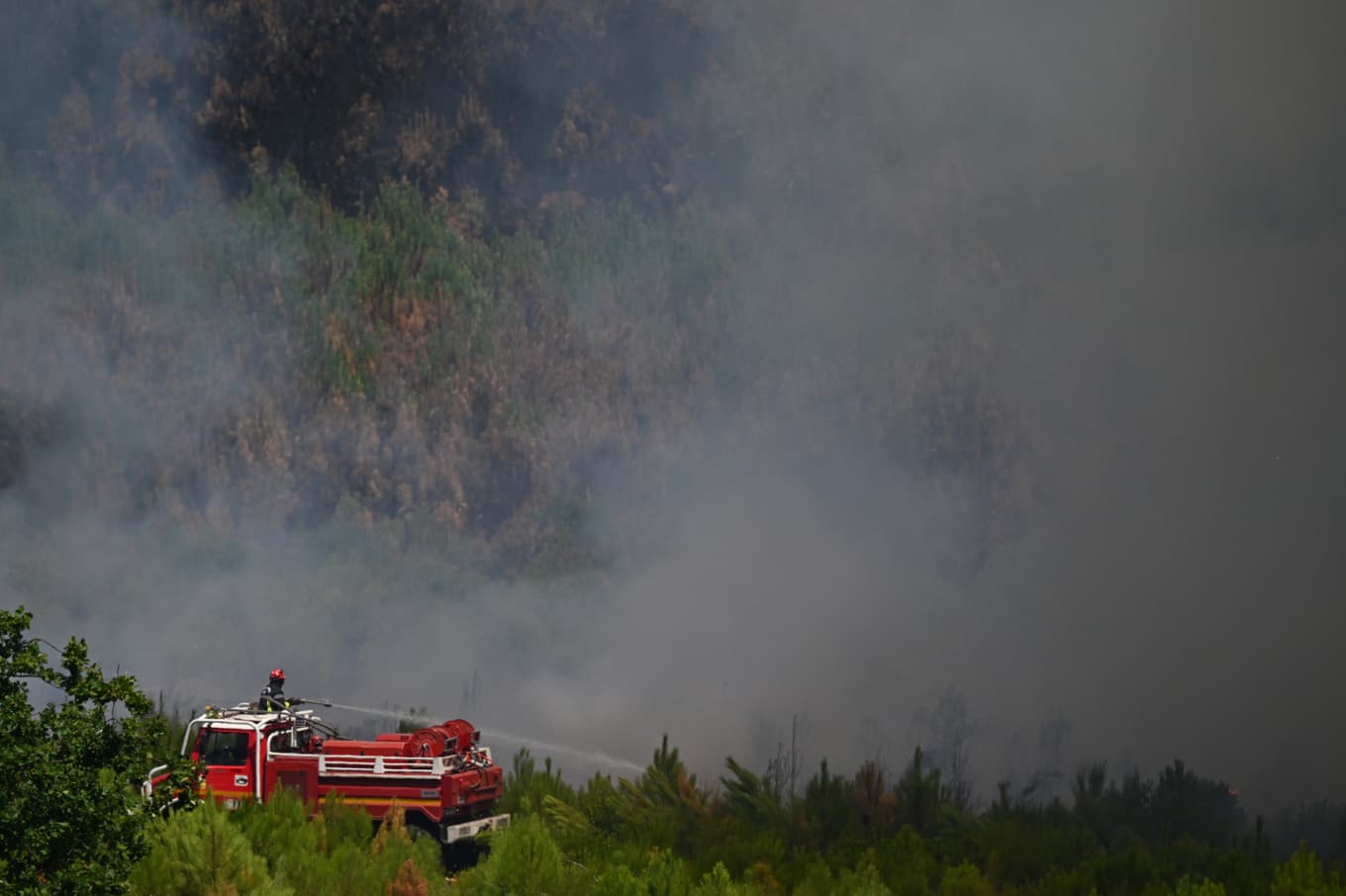 Brandmän kämpar mot bränderna i närheten av Lége-Cap-Ferret i Gironde. Foto: Emma Da Silva  /AP/TT