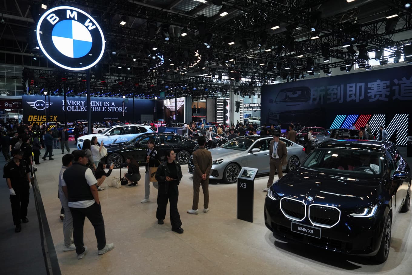 BMW:s monter vid bilmässan i Peking tidigare i år. Foto: Andy Wong/AP/TT