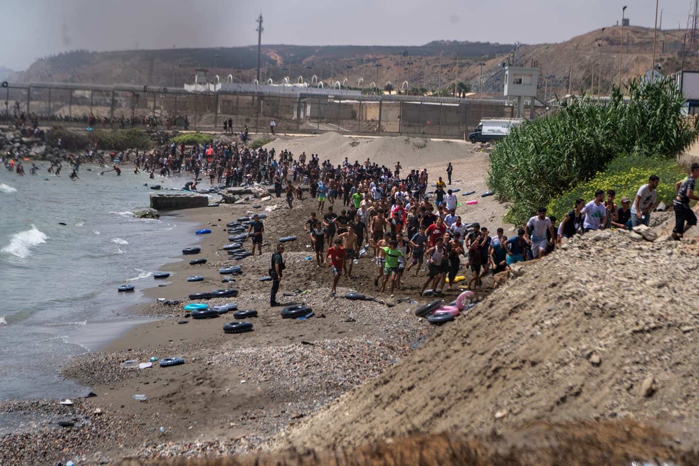 Migranter tar sig från Marocko till den spanska exklaven Ceuta. ´ Foto: Antonio Sempere/AP/TT