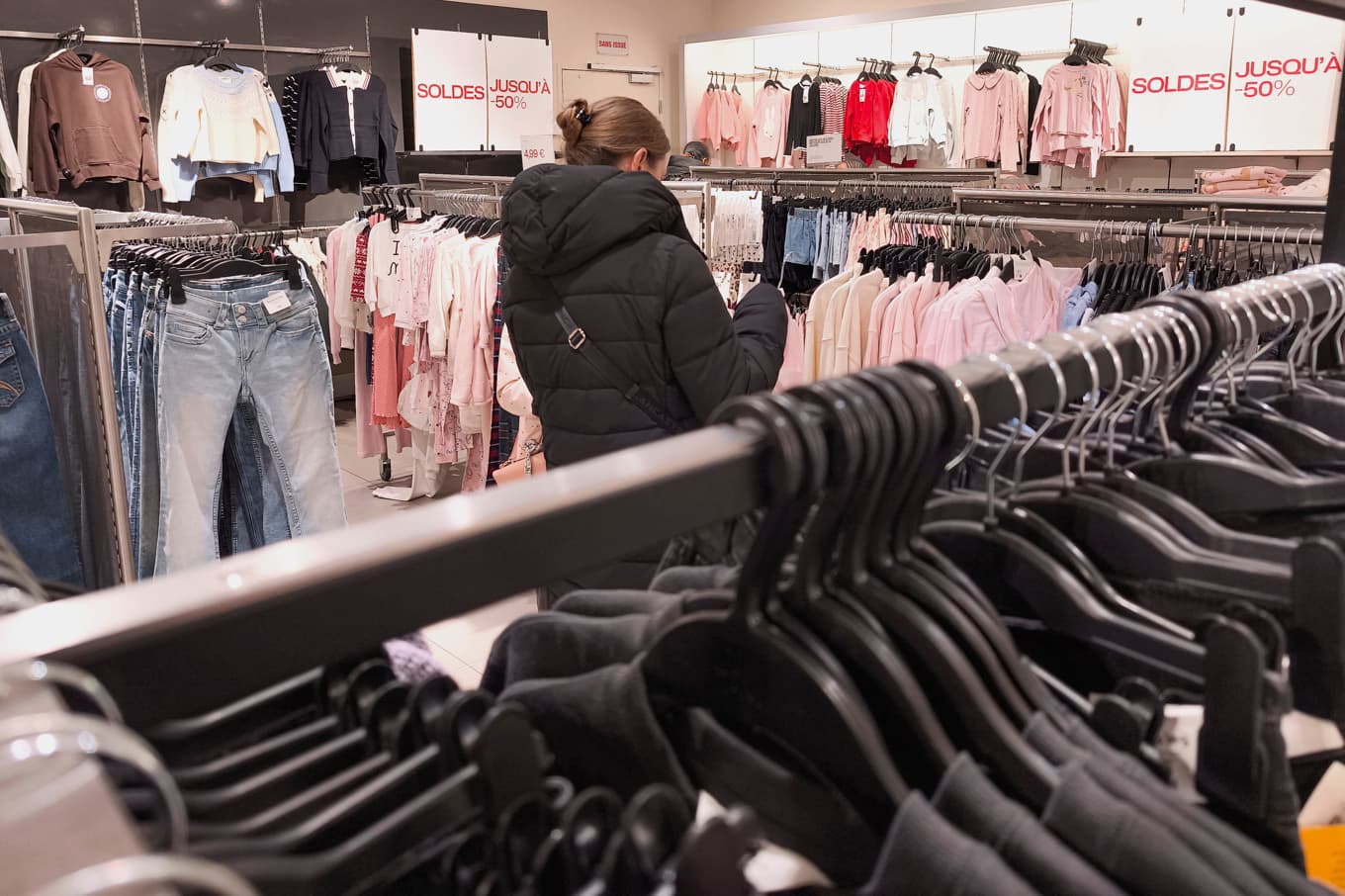 Klädbutik i Frankrike. Enligt EU-kommissionen finns det utrymme för att minska både utsläpp och resursslöseri inom klädbranschen. Foto: Nicolas Guyonnet/Hans Lucas/AFP via Getty Images