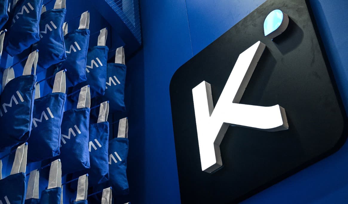 Företaget Kimis logo vid ett stånd på en konferens i Shanghai. Foto: Hector Retamal/AFP via Getty Images