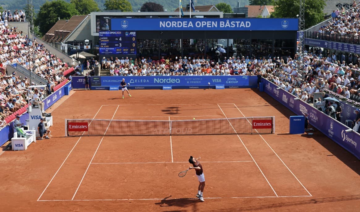 Festligt, folkligt och fullsatt - läktarna på den vackert belägna centercourten i Båstad kommer att vara välfyllda under nästa veckas ATP-turnering. Foto: Björn Larsson Rosvall/TT