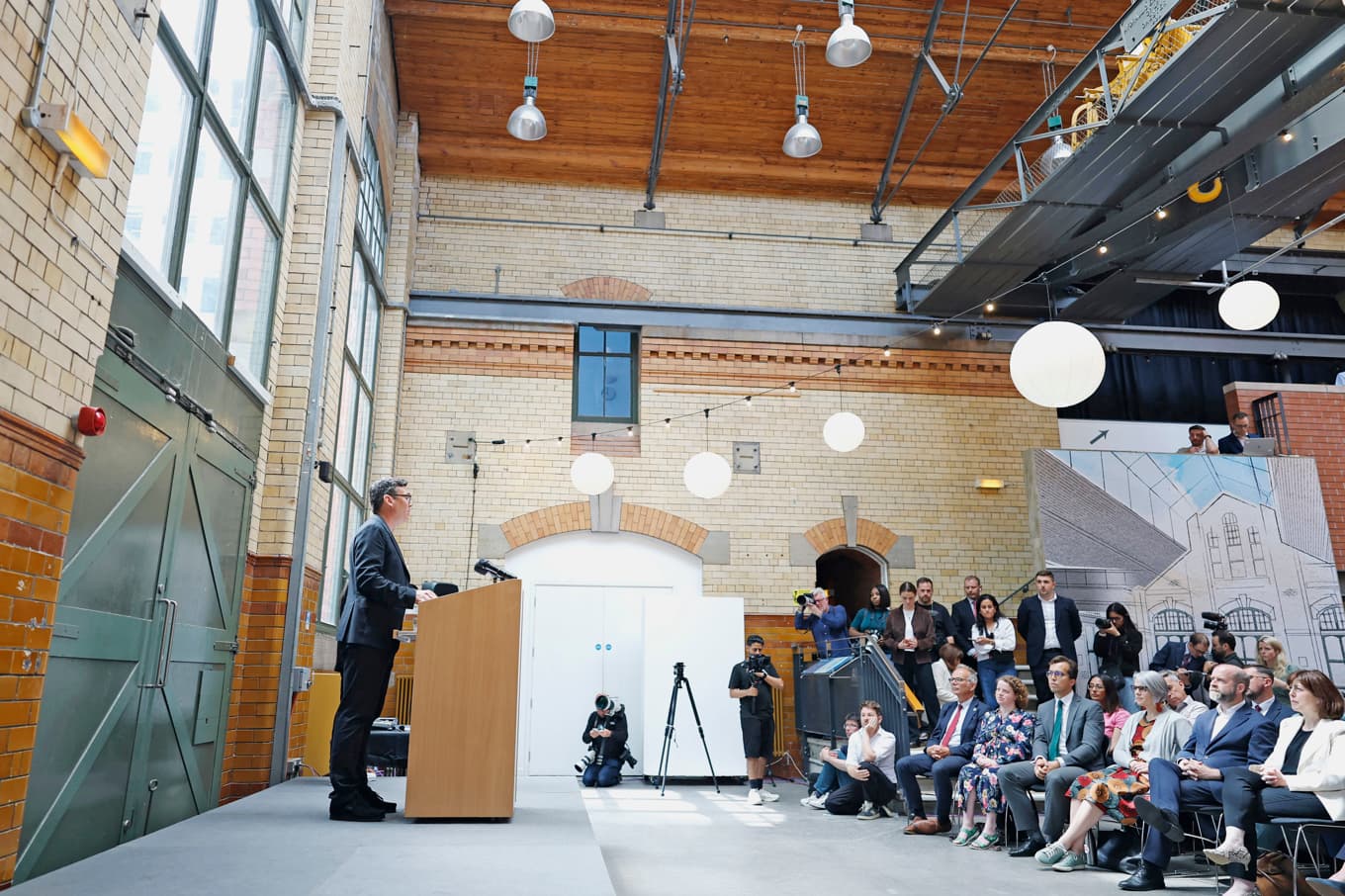 Andy Burnham håller ett tal på The People's Museum den 29 juni i Manchester, England. Foto: Jeff J Mitchell/Getty Images