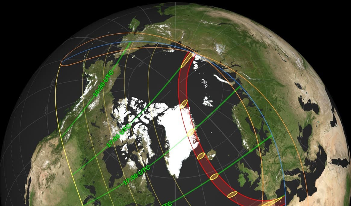 Det röda spåret är månskuggans rörelse över jordytan. Inom det området är förmörkelsen total. Utanför det röda området är bara delar av solen skymd av månen. Tiderna är i Universal Time (UTC). Lägg till två timmar för att få svensk normaltid.
Foto: NASA’S SCIENTIFIC VISUALIZATION STUDIO, VISUALIZER: ERNIE WRIGHT (USRA),PRODUCER: SARAH FRAZIER (SGT)