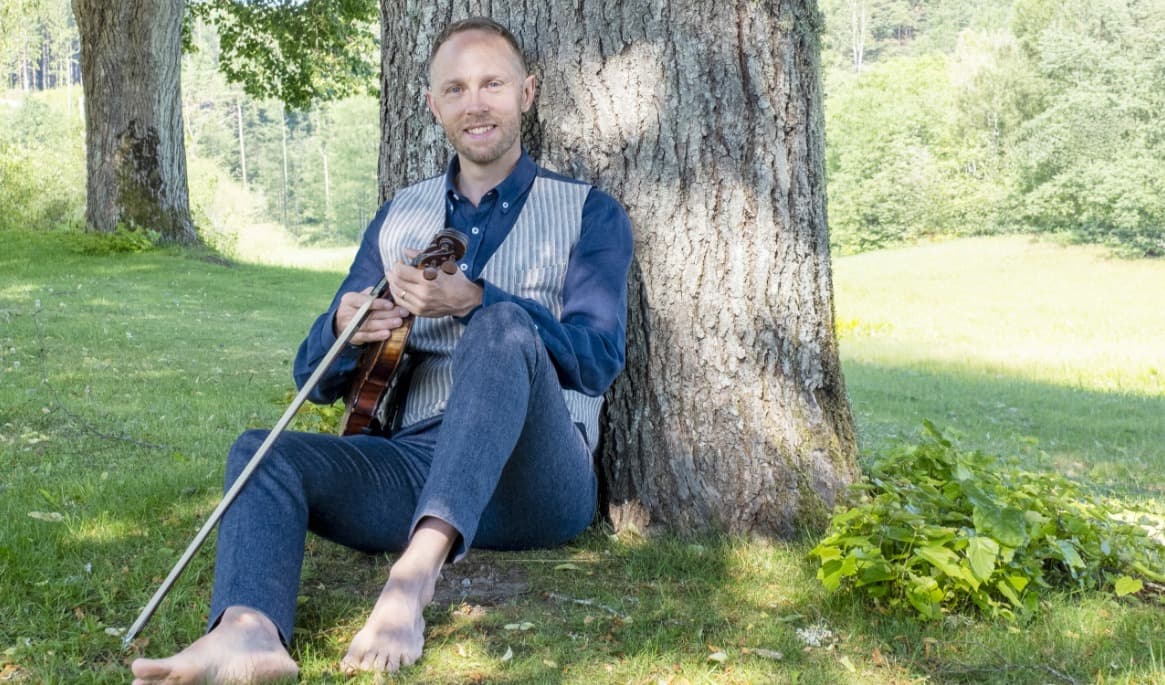 Roger Hallgren arbetar som frilansande musiker, främst inom folkmusik och jazz. Som kompositör upptäckte han att de tidiga morgnarna på bussen gav bäst möjlighet till koncentration. Foto: Dan Isaac Wallin & Anna Ellen Hamlet
