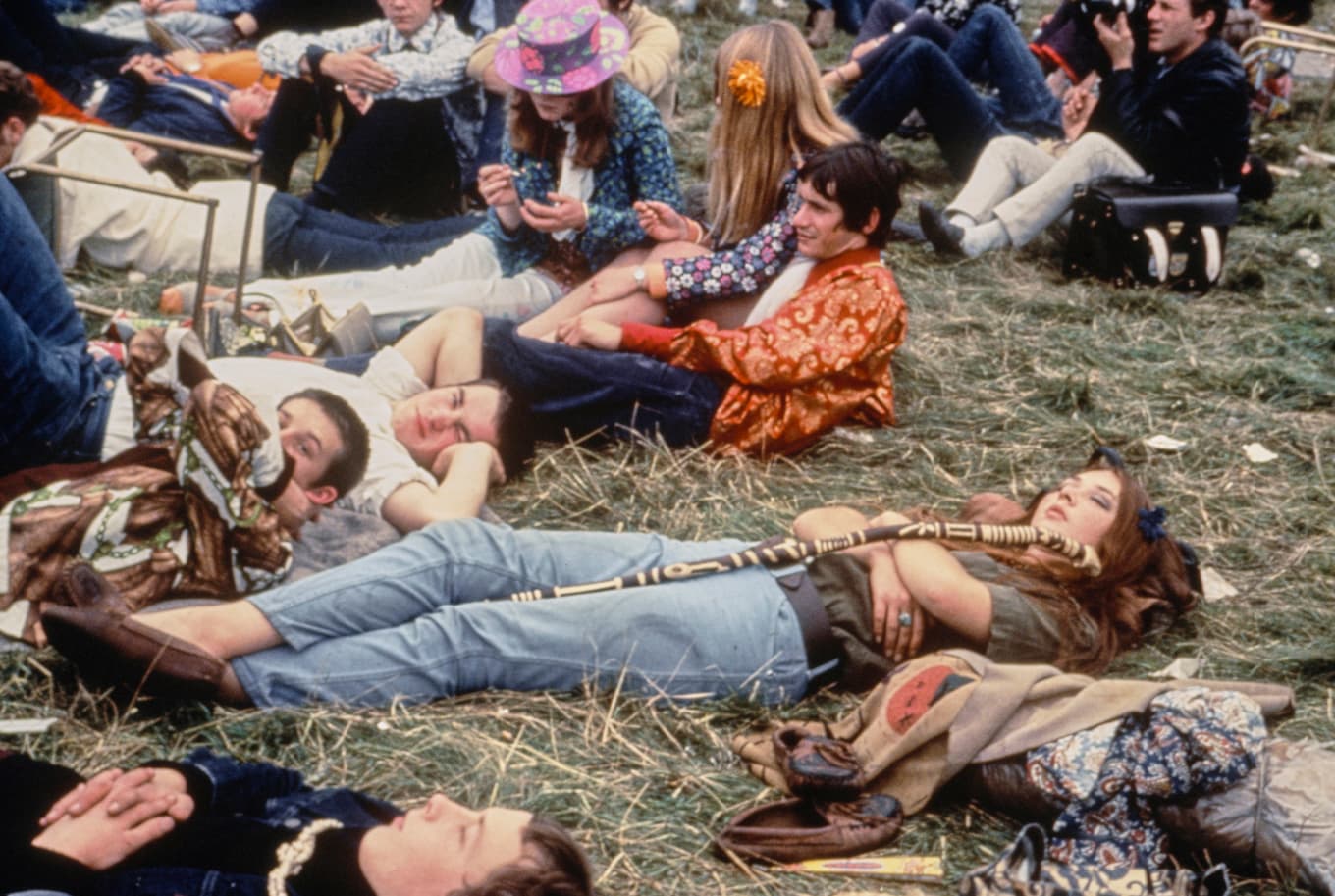 Ungdomar kopplar av i gräset på Festival of the Flower Children i Bedfordshire i Storbritannien 1967. Foto: Archive Photos/Getty Images