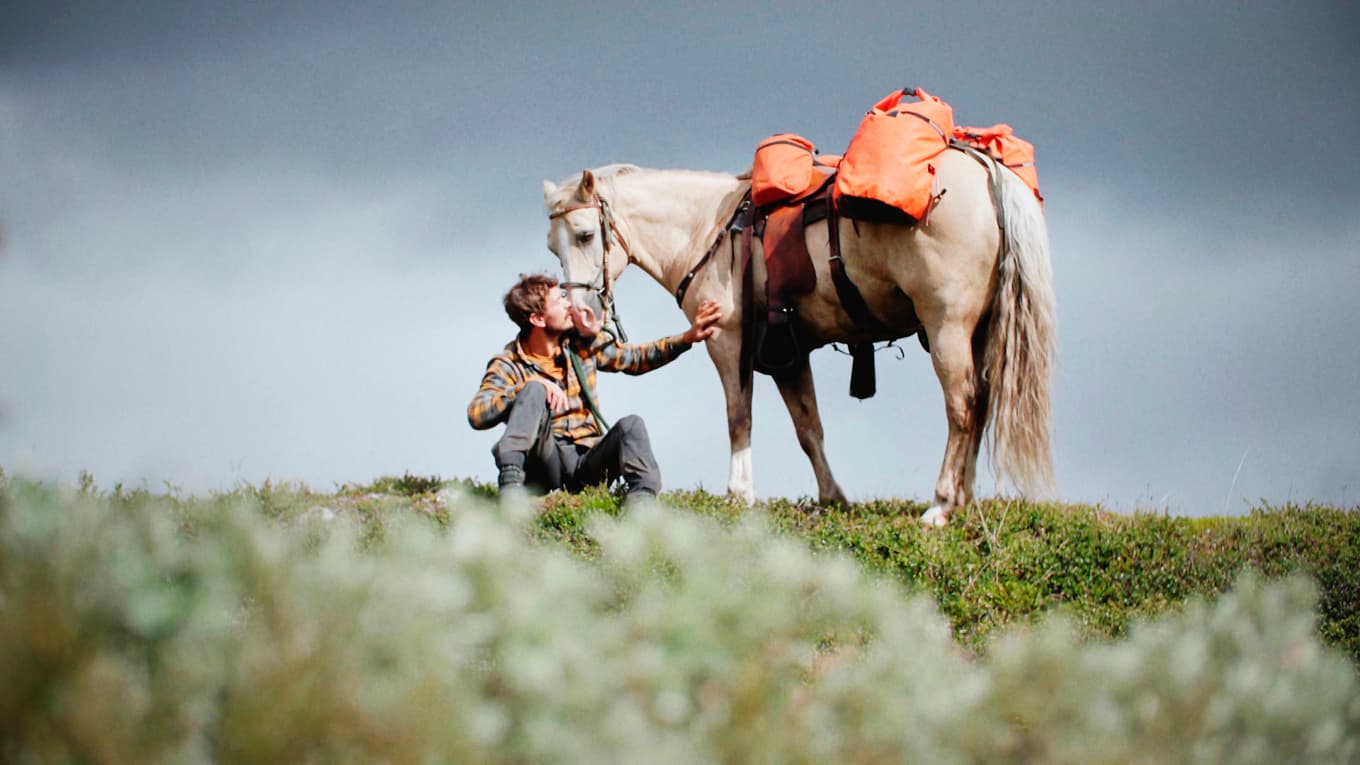 ”Fjällryttaren” Oskar Öhrström och hans häst Ivory ska tillsammans förflytta sig 100 mil söderut. Foto: SVT