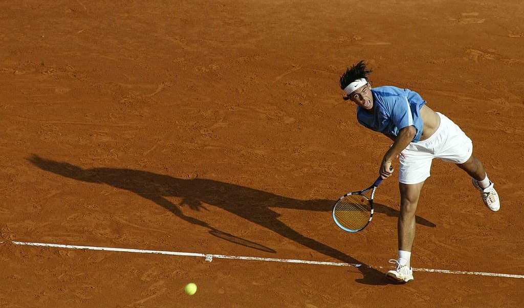 En mycket ung Rafael Nadal i aktion 2003. Foto:  Ian Walton/Getty Images