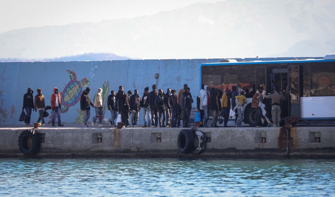 Migranter i hamnen i Agia Galini på ön Kreta den 19 december 2025. Foto: Costas Metaxakis/AFP via Getty Images