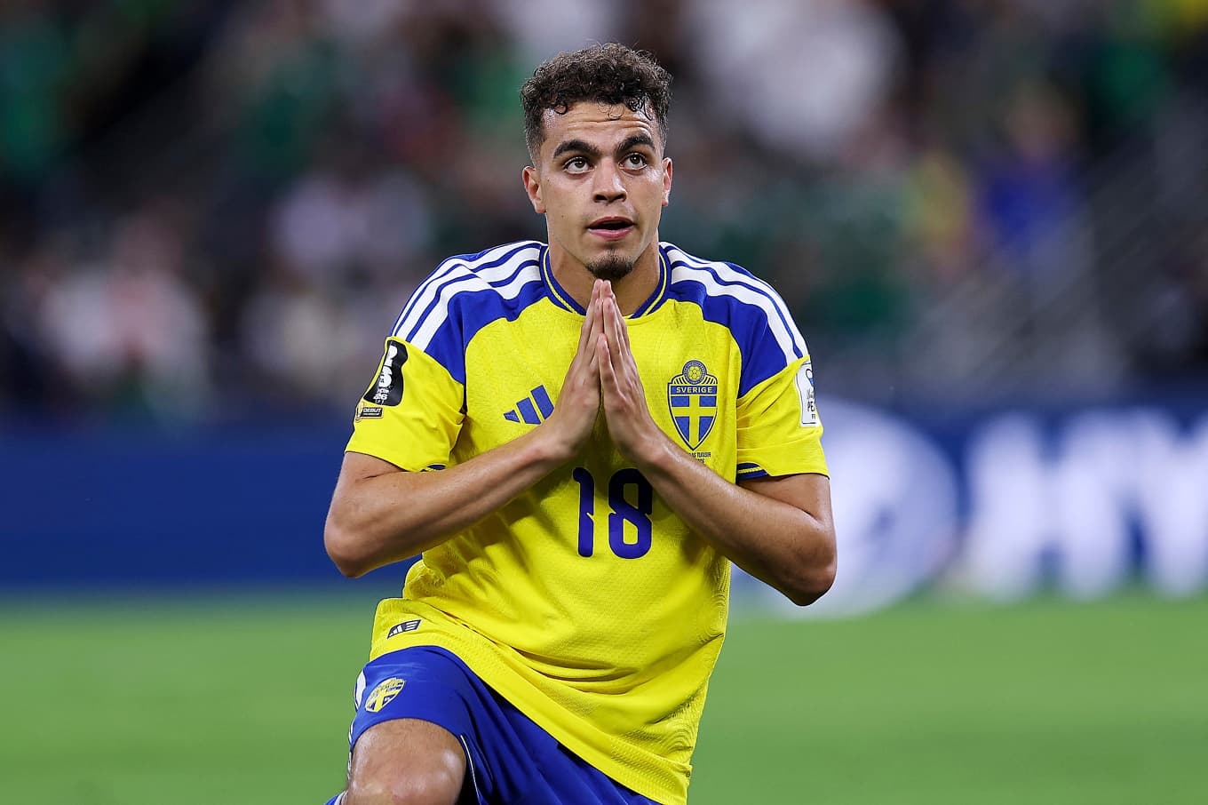 Yasin Ayari föll ner på knä efter sitt första mål i VM-matchen mot Tunisien. Foto: Julio Cesar Aguilar/AFP via Getty Images