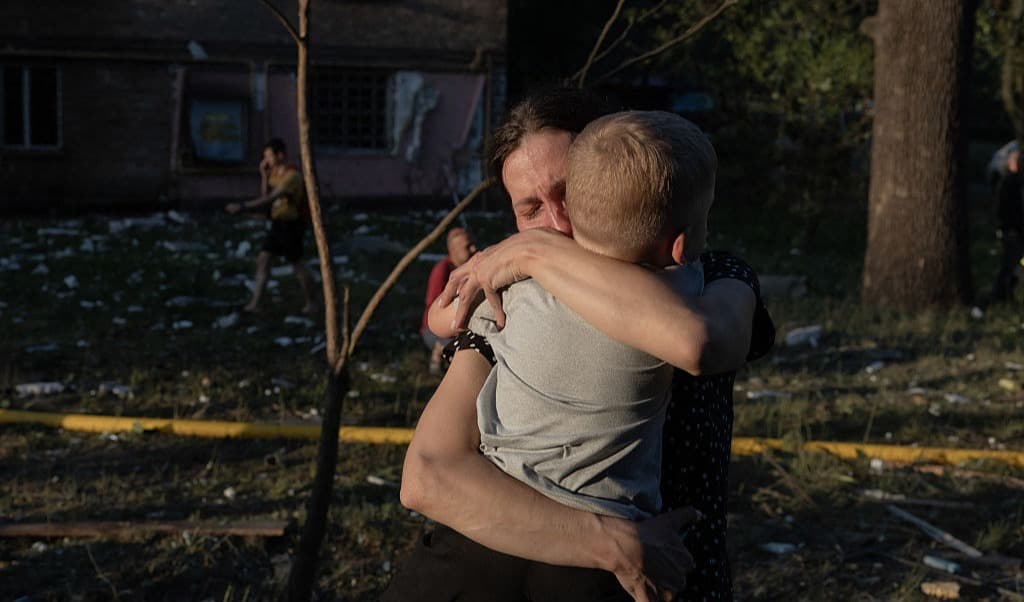 Ukrainare sörjer efter en rysk attack mot Kiev. Foto: Photo by Roman Pilipey/AFP via Getty Images