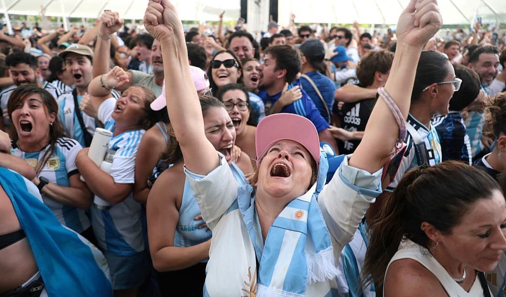 Argentinska fotbollsfans efter segern i semifinalen mot England. Foto: Joe Raedle/Getty Images