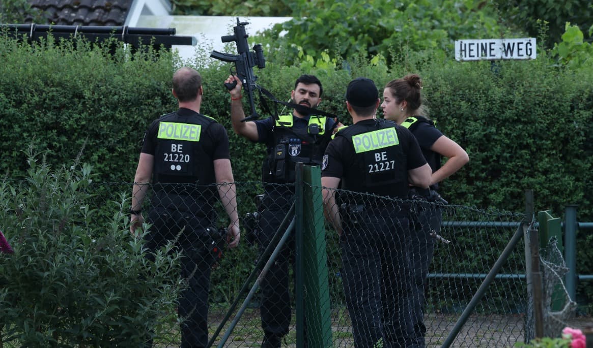 Tungt beväpnade poliser står i ett trädgårdsområde i stadsdelen Spandau den 26 juli efter att man skjutit ihjäl den misstänkte gärningsmannen bakom attacken mot Pride-paraden i Berlin kvällen innan. En person dödades och ett 30-tal skadades efter att 21-årig man körde en bil in i en folkmassa. Foto: Sean Gallup/Getty Images