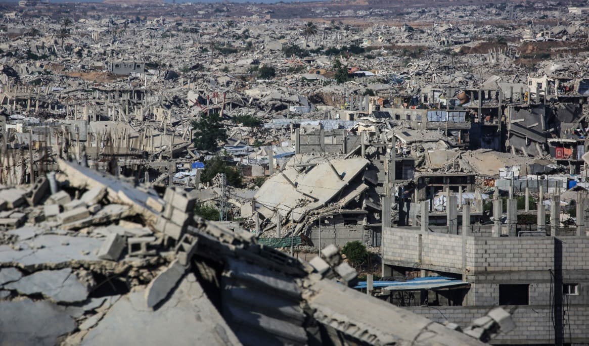 På bilden ser man förstörelsen i Khan Yunis i södra Gazaremsan den 31 juli. Samma dag har fredsrådet för Gaza nått en överenskommelse om en avväpning av terrororganisationen Hamas. Foto: Bashar Taleb / AFP via Getty Images