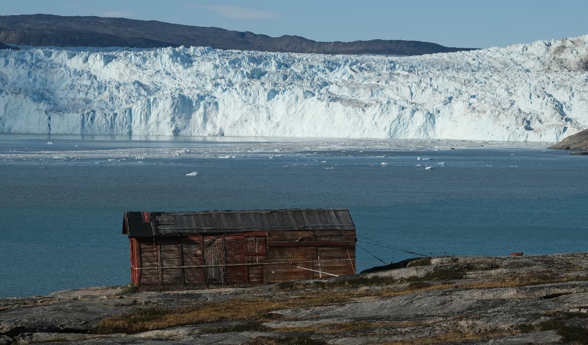 Vid delar av den grönländska kusten når glaciärer ut och ”kalvar”; isberg lossnar och glider ut i havet. Varmare vatten kan skynda på processen. Foto: Sean Gallup/Getty Images