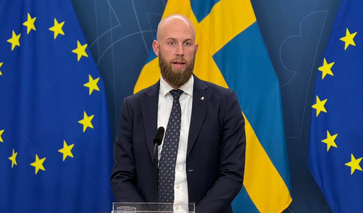 Ministern för civilt försvar, Carl-Oskar Bohlin berättar om den nationella strategin för psykologiskt försvar. Foto: Staffan Erfors