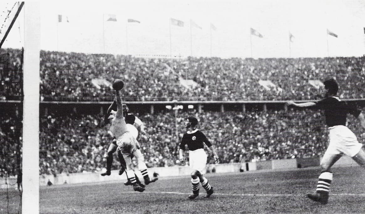 Norske målvakten ”Tippen” Johansen parerar ett inlägg mot Polen när norrmännen säkrade bronset i OS 1936. Foto: Privat