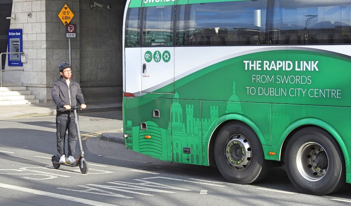 En man använder en elsparkcykel i Dublin i Irland. Foto: Derick P. Hudson/Shutterstock